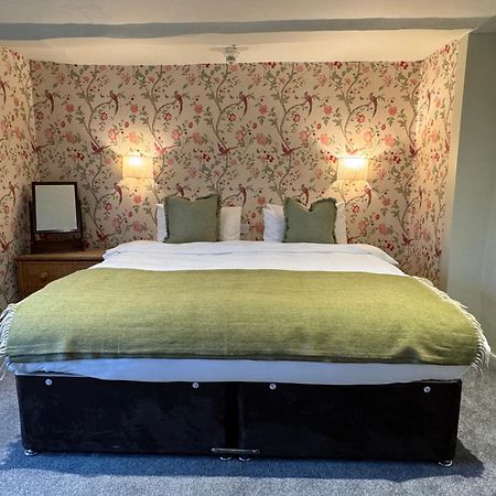Neeld Arms Hotell Grittleton Exteriör bild