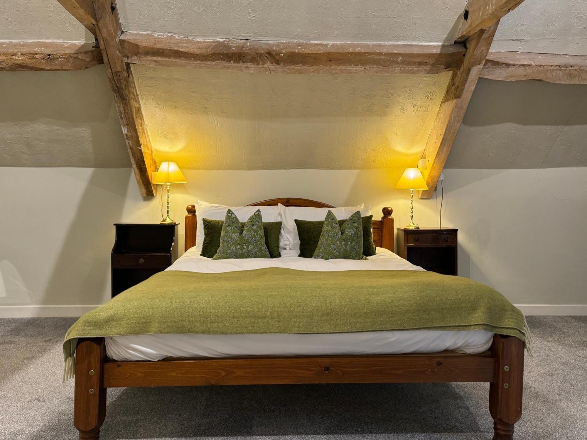 Neeld Arms Hotell Grittleton Exteriör bild