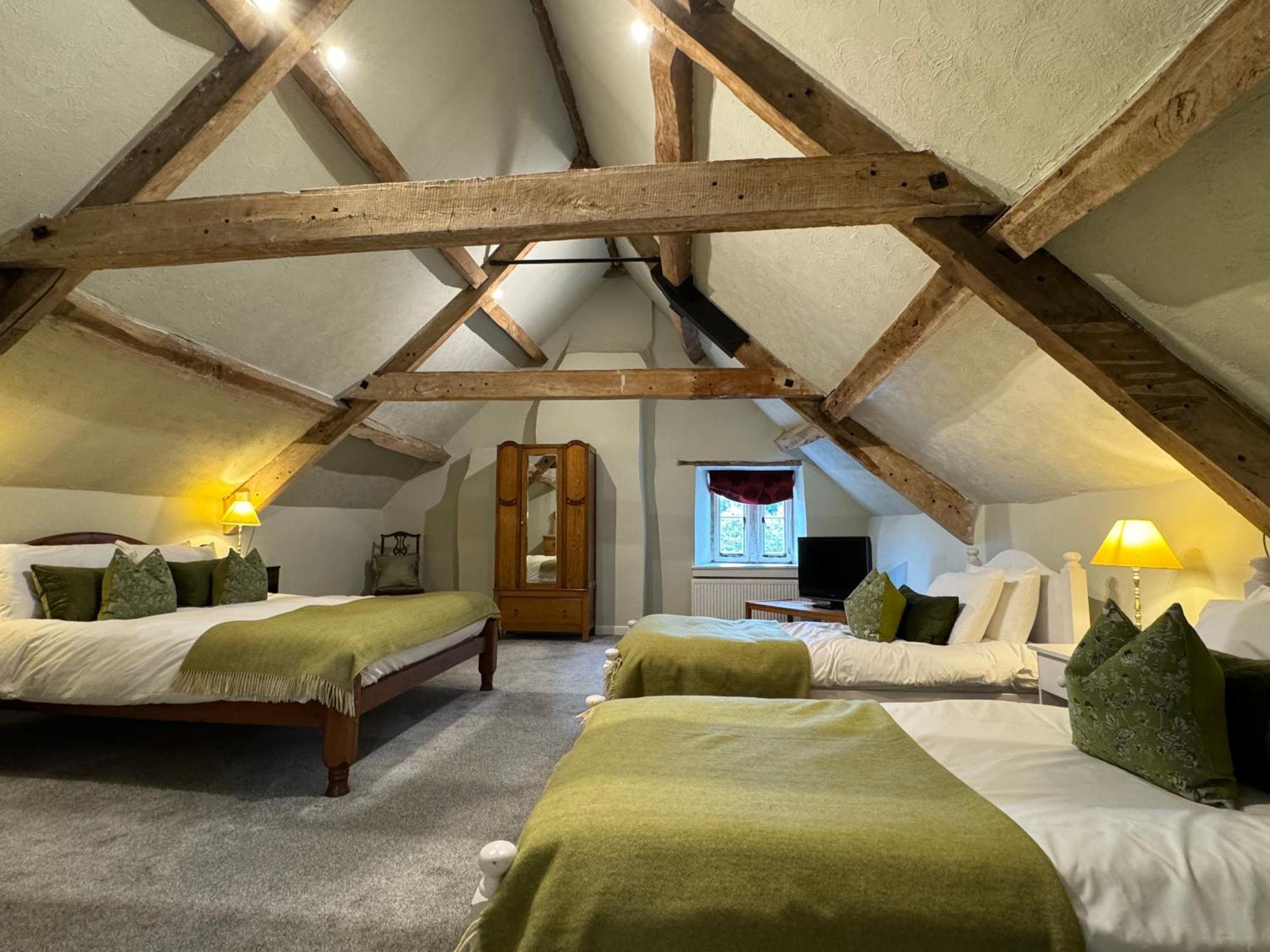 Neeld Arms Hotell Grittleton Exteriör bild