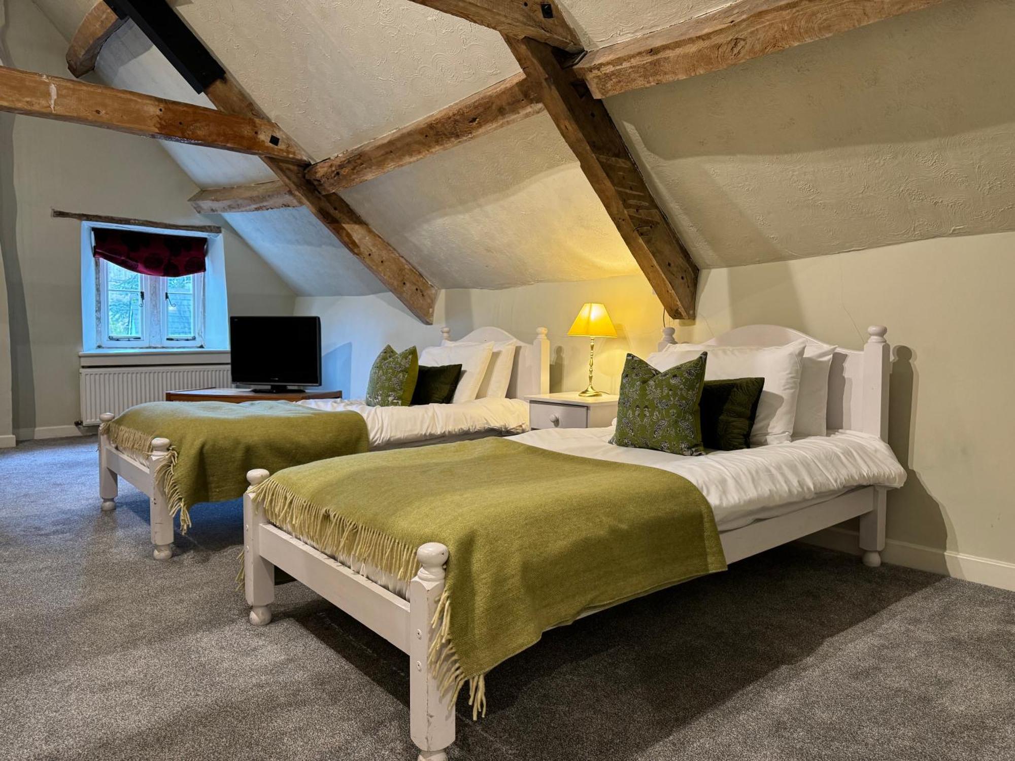 Neeld Arms Hotell Grittleton Exteriör bild